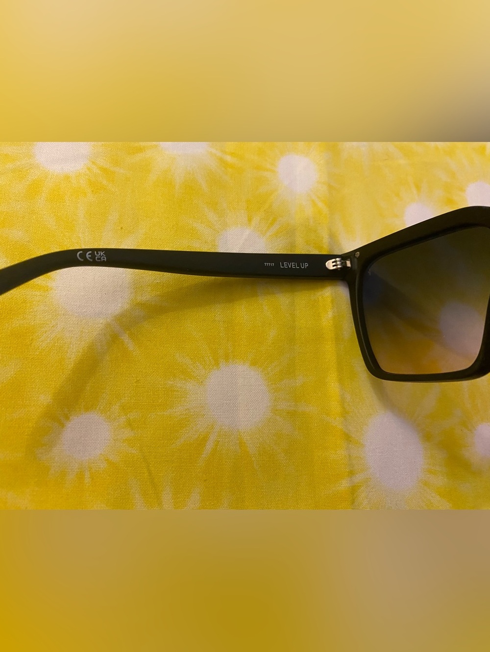 Quay | Level Up | Black Frame / Smoke Polarized Lens - Picture 5 of 16